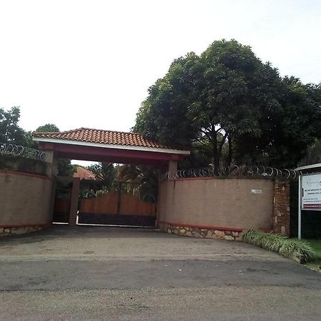 Rosemary Courts Bed And Breakfast Entebbe Bagian luar foto