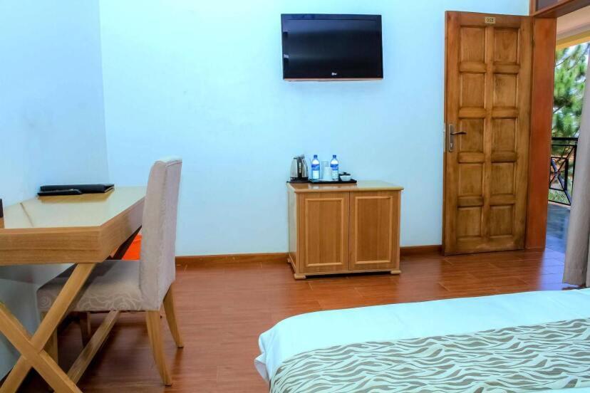 Rosemary Courts Bed And Breakfast Entebbe Bagian luar foto