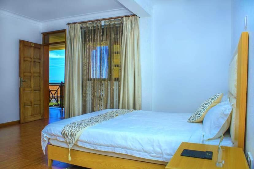 Rosemary Courts Bed And Breakfast Entebbe Bagian luar foto