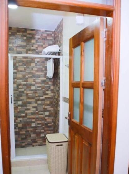 Rosemary Courts Bed And Breakfast Entebbe Bagian luar foto